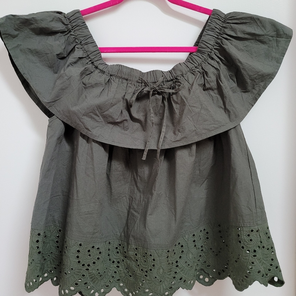 Romeo & Juliet Couture Off the Shoulder Too